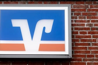 Das Logo der Volks- und Raiffeisenbanken (Symbolbild): Viele Filialen könnten zumachen.