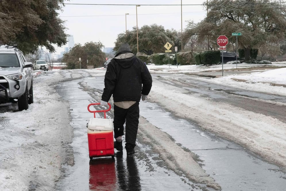 Mann auf der Straße in Austin, Texas: Lebensmittel und Wasser werden knapp.