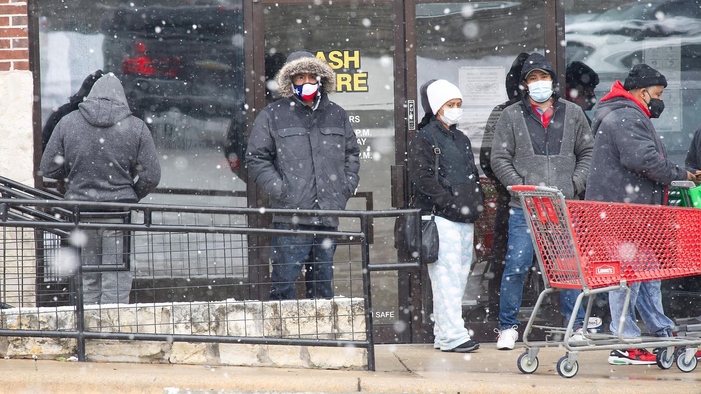 Lange Schlange vor einem Supermarkt: Bei Schneetreiben müssen viele Menschen in Texas vor den Läden ausharren.