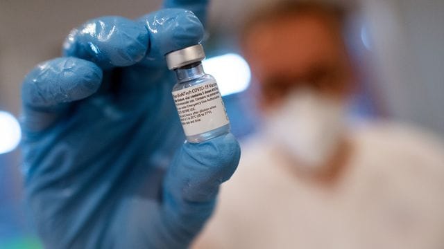 Eine Ampulle mit dem Corona-Impfstoff von Biontech/Pfizer Eine Ampulle mit dem Corona-Impfstoff von Biontech/Pfizer