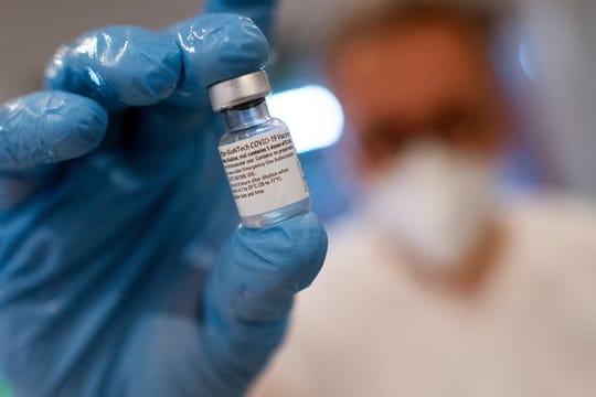 Eine Ampulle mit dem Corona-Impfstoff von Biontech/Pfizer