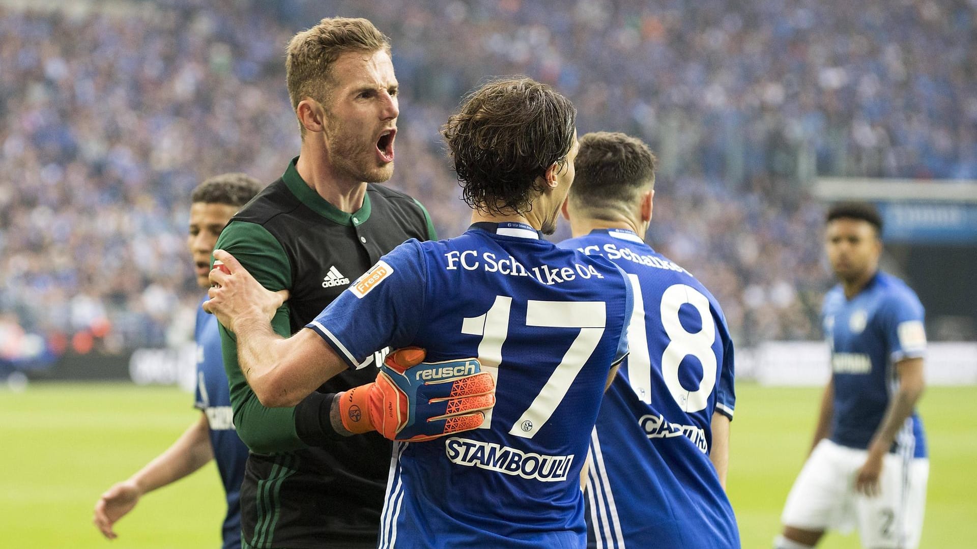 Ralf Fährmann: Der Schalker Torwart (l.) feuert sein Team um Benjamin Stambouli an.