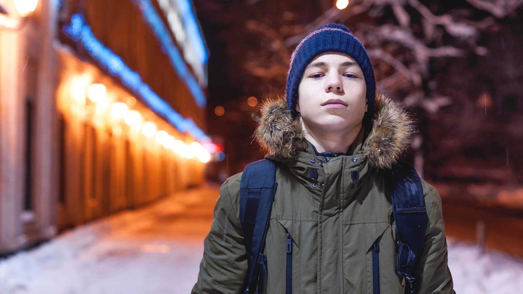 Junge allein unterwegs: Eltern sollten gemeinsam mit ihrem Kind den Schulweg üben.