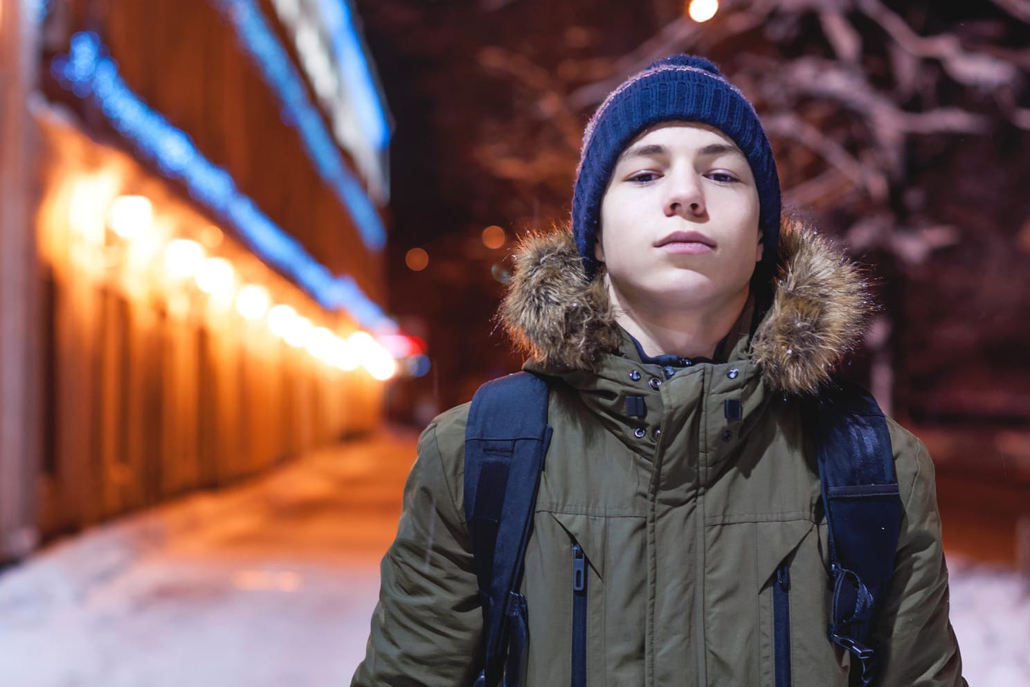 Junge allein unterwegs: Eltern sollten gemeinsam mit ihrem Kind den Schulweg üben.