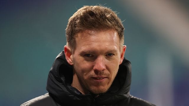 Leipzig-Trainer Nagelsmann hofft auf einen Patzer der Bayern gegen Frankfurt. Leipzig-Trainer Nagelsmann hofft auf einen Patzer der Bayern gegen Frankfurt.