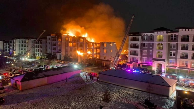 Ein Apartmentkomplex in der Gegend um San Antonio steht in Flammen: Die Feuerwehr hatte durch das extreme Wetter Probleme, Wasser zu beschaffen.