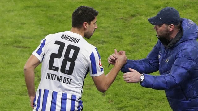 Hertha-Neuzugang Sami Khedira und Trainer Pal Dardai.