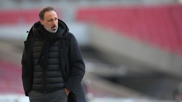 Trainer Pellegrino Matarazzo hat seinen Vertrag beim VfB Stuttgart bis 2024 verlängert. Trainer Pellegrino Matarazzo hat seinen Vertrag beim VfB Stuttgart bis 2024 verlängert.