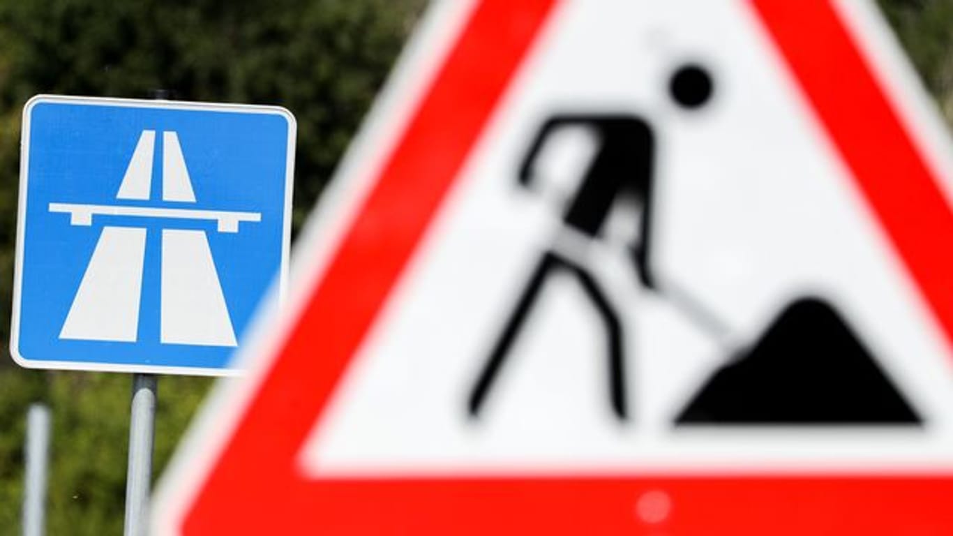 Ein Schild weist auf eine Baustelle hin (Symbolbild): Die Lärmschutzwände auf den NRW-Autobahnen stehen unter besonderer Beobachtung.
