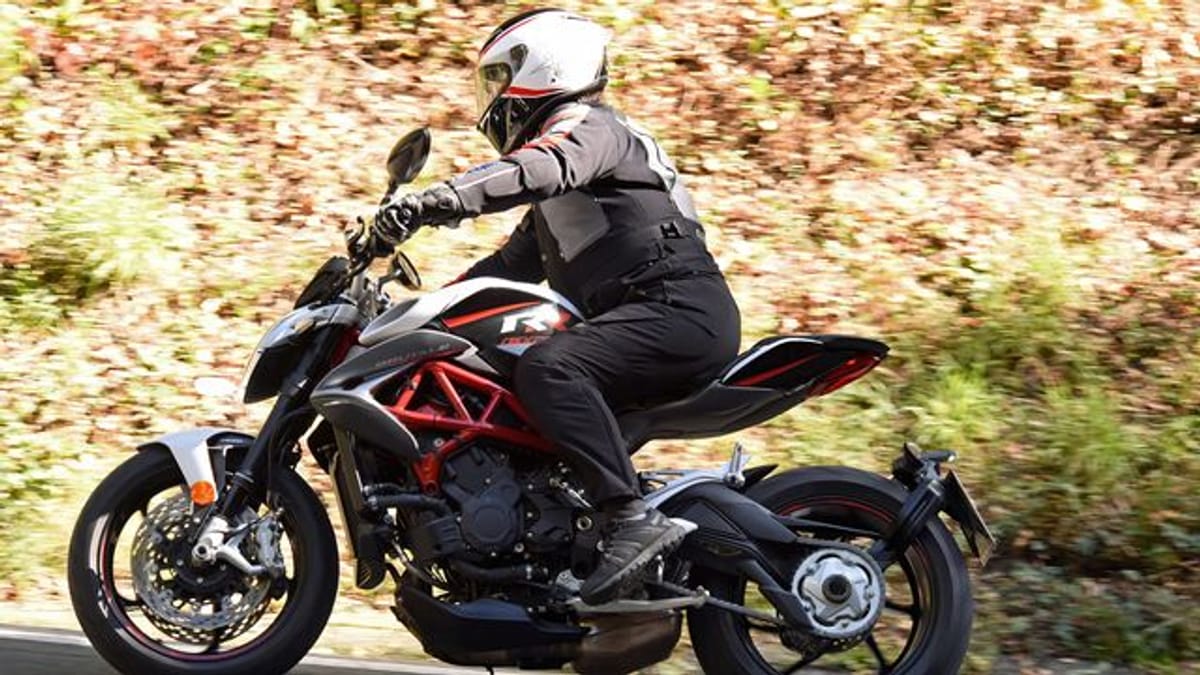 Die erste Tour des Jahres Motorradfahrer sollten anfangs bunt und defensiv fahren