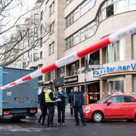 Polizeibeamte sichern vor einer Bank an einem Geldtransporter Spuren: Auf dem Berliner Kurfürstendamm ist ein Geldtransporter überfallen worden.