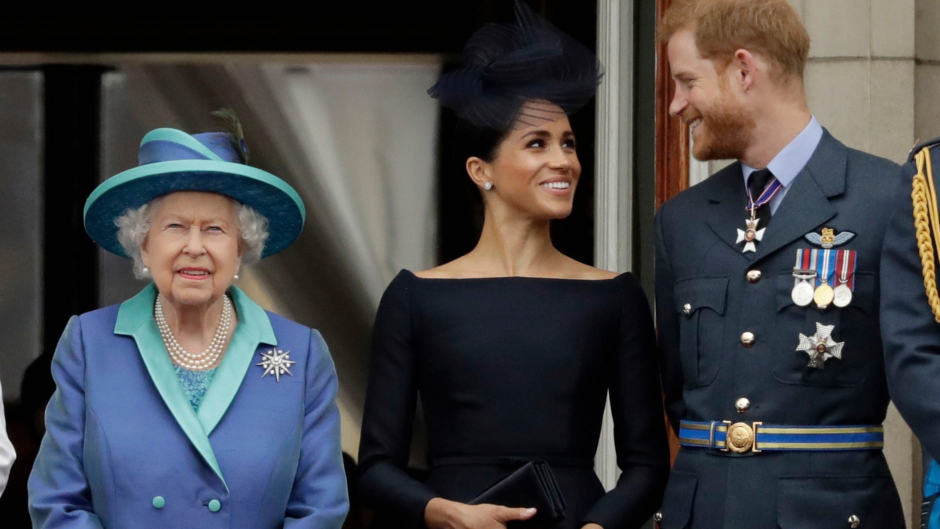 Meghan und Harry mit der Queen: Der Palast verkündete nun den endgültigen Rückzug des Paares.