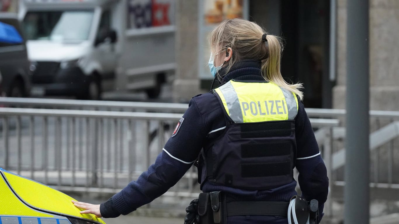 Eine Polizistin in Köln (Symbolbild): Die Polizei sucht nach Zeugen eines Unfalls.