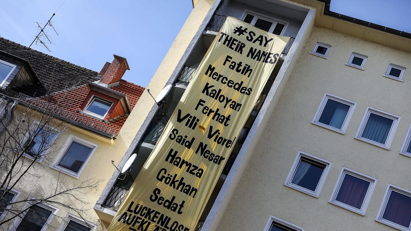 "Nennt ihre Namen"-Transparent in Hanau: Die Opfer dürfen nicht in Vergessenheit geraten, mahnen Anwohner und Angehörige.