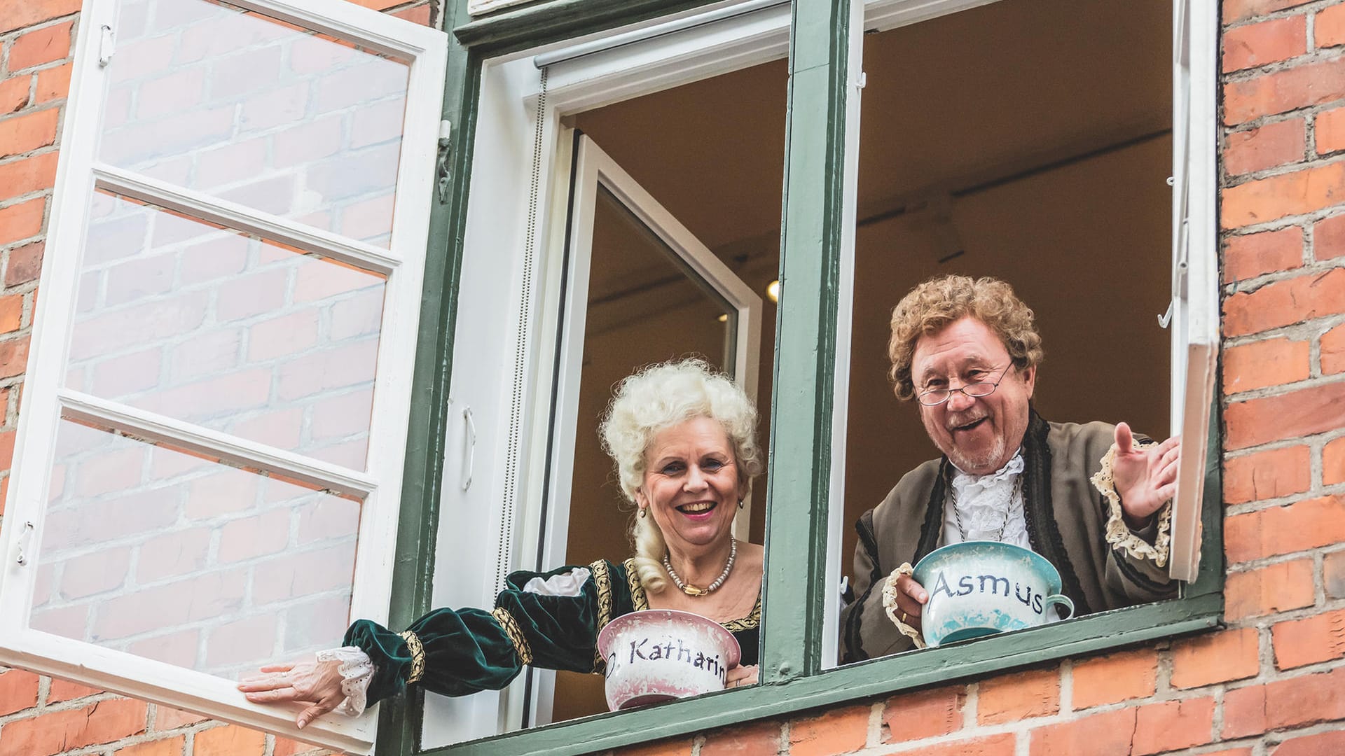 Zwei verkleidete Schauspieler beim Kieler Umschlag (Archivbild): Vier Tage dauert das Mittelalterfest in der Stadt.