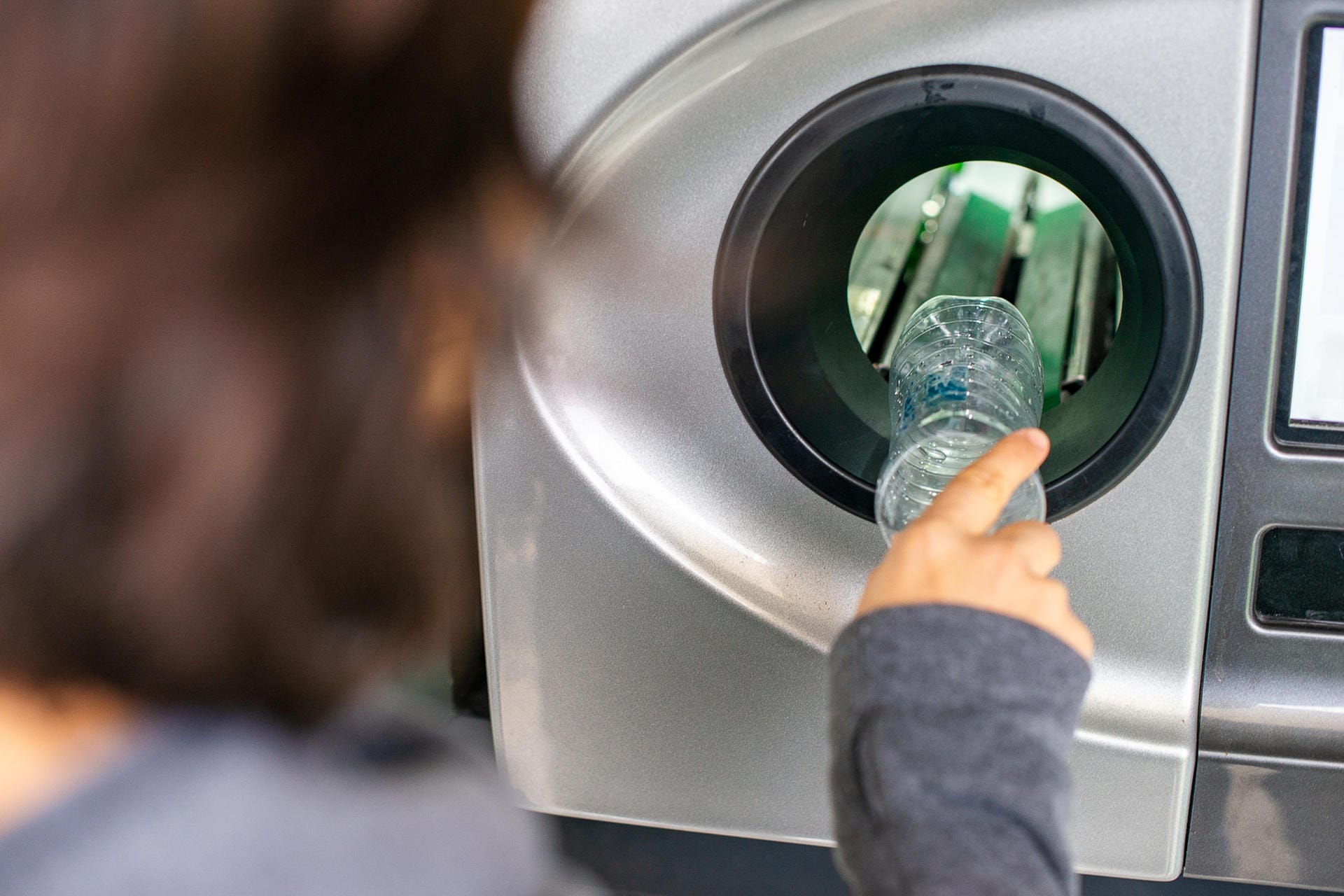 Flaschen-Rückgabe: Der Pfandbon wird nach dem Einwerfen automatisch ausgedruckt.