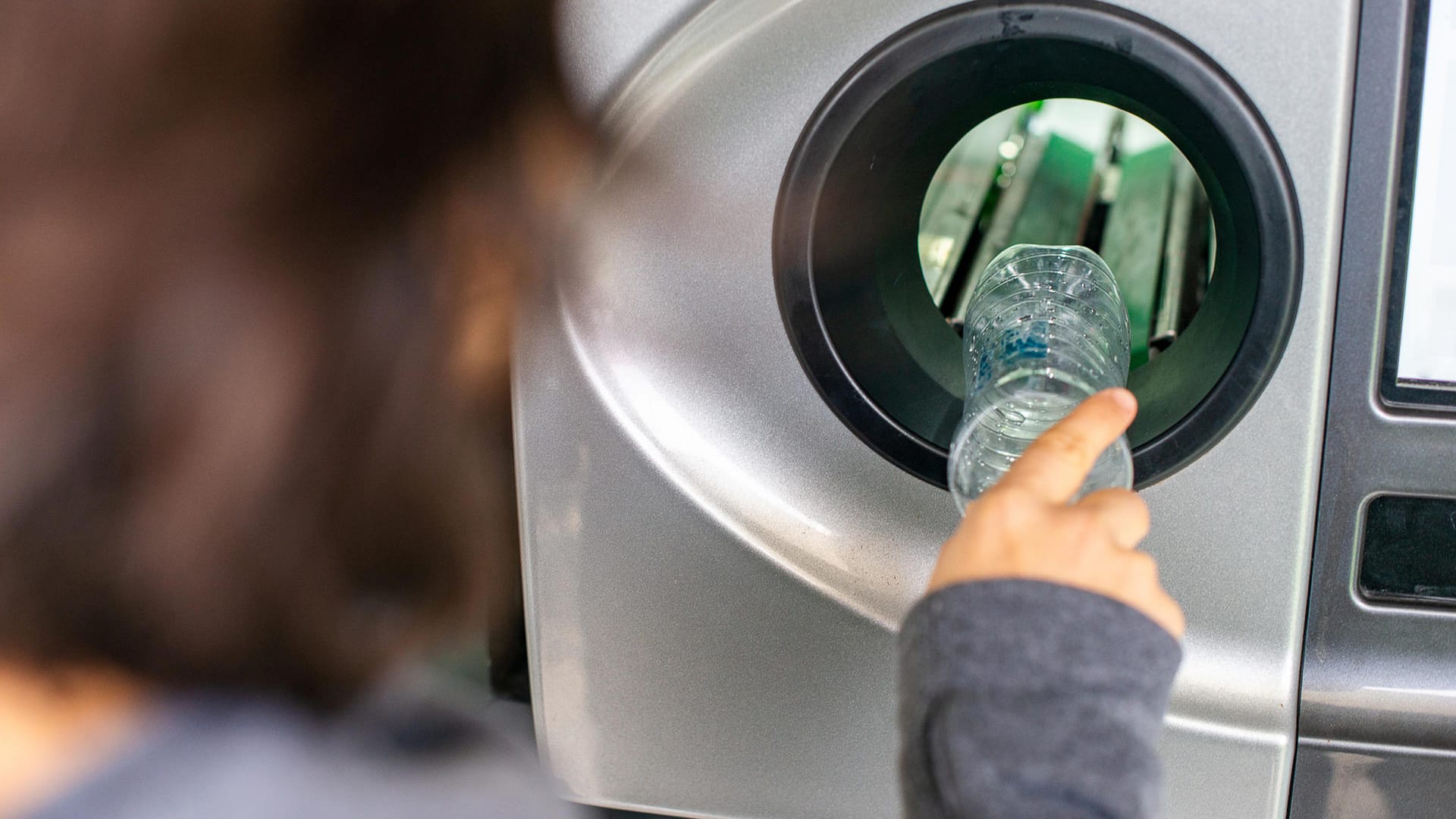 Flaschen-Rückgabe: Der Pfandbon wird nach dem Einwerfen automatisch ausgedruckt.