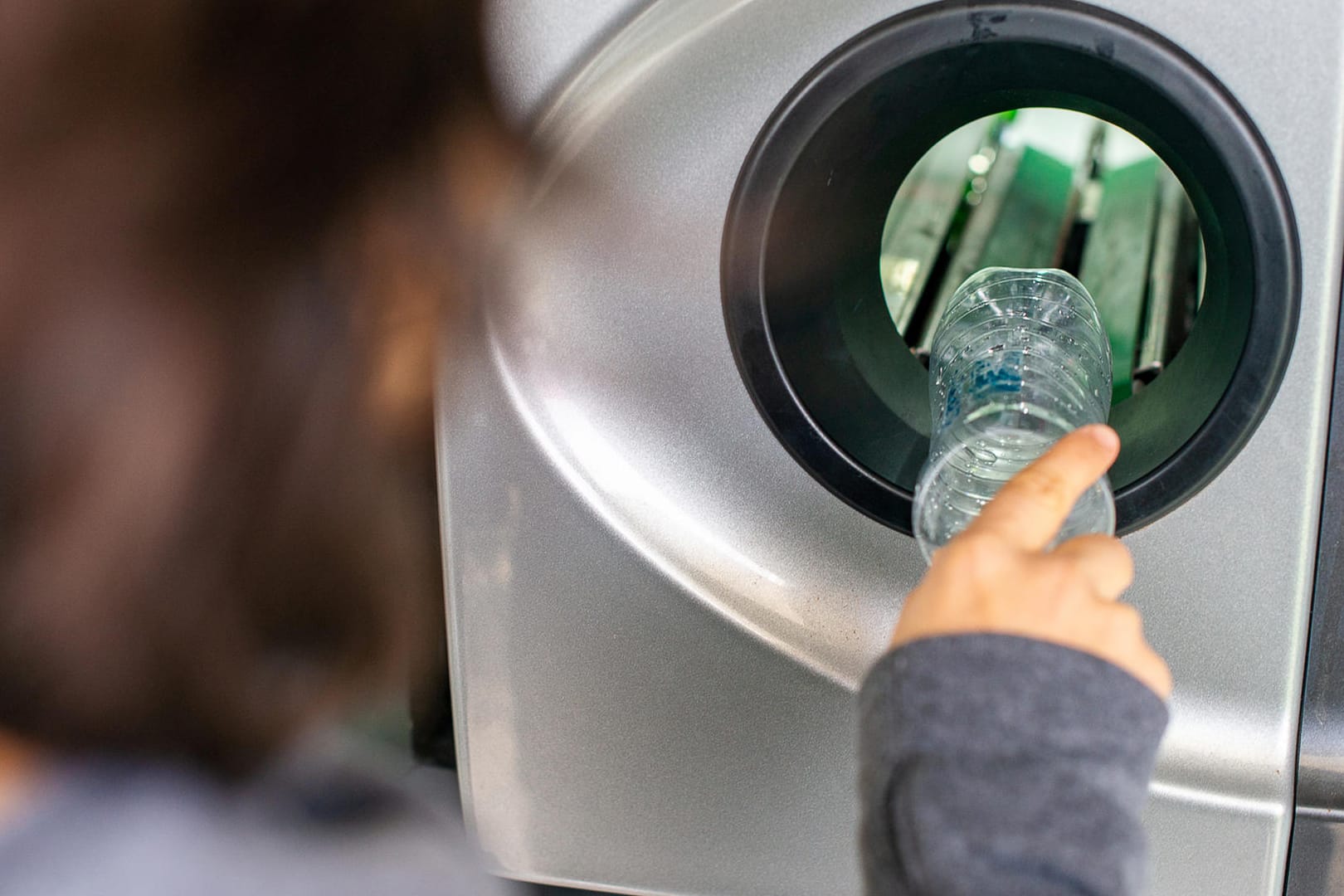 Flaschen-Rückgabe: Der Pfandbon wird nach dem Einwerfen automatisch ausgedruckt.