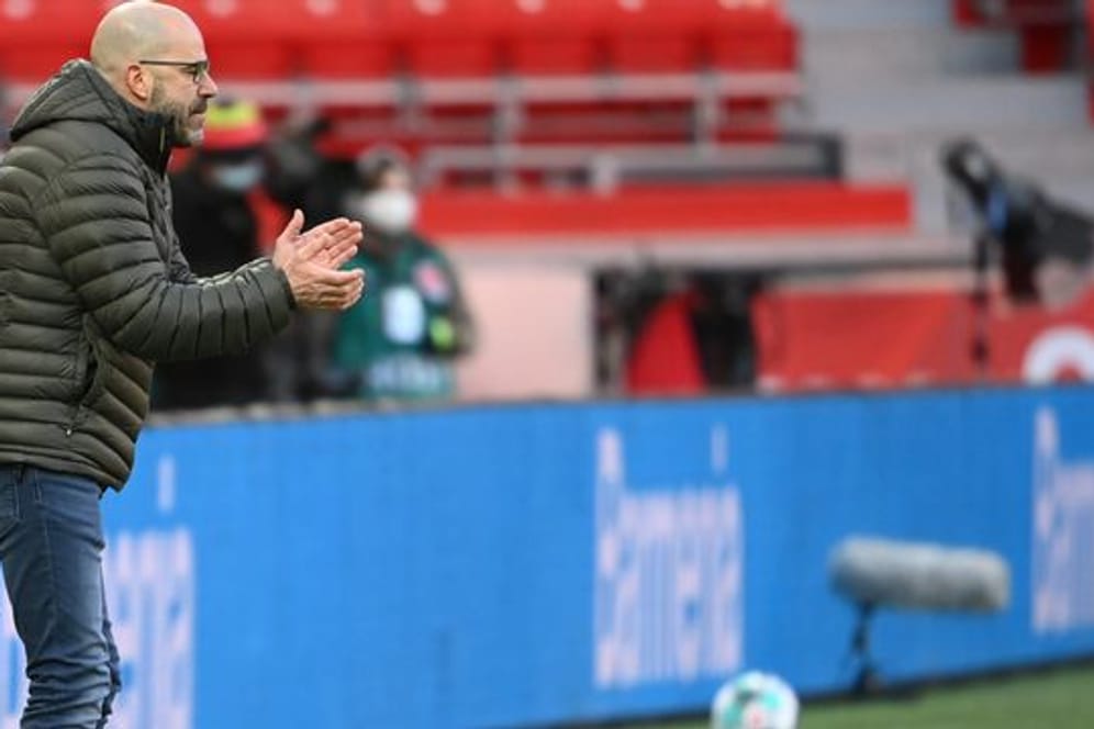 Leverkusens Trainer Peter Bosz muss in Augsburg weiter auf Torhüter Lukas Hradecky verzichten.