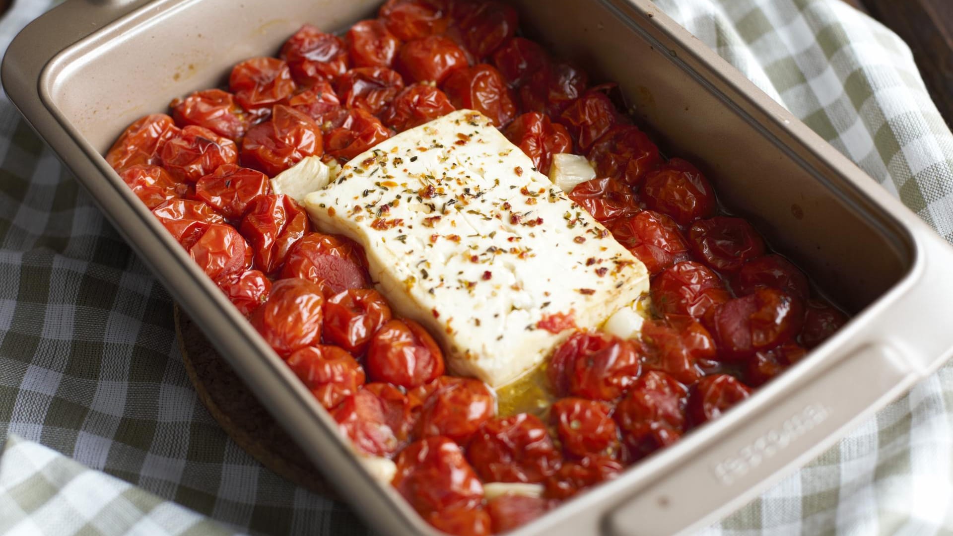 Pasta: Der Käse, die Tomaten und der Knoblauch kommen in eine Auflaufform.