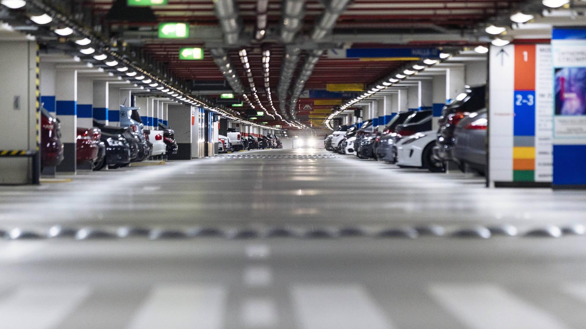 Das Parkhaus Rheinauhafen in Köln (Archivbild): Geht es nach dem Kooperationsvertrag von CDU, Grünen und Volt sollen künftig Autos mehr in Parkhäuser und Tiefgaragen verschwinden. Das Parkhaus Rheinauhafen in Köln (Archivbild): Geht es nach dem Kooperationsvertrag von CDU, Grünen und Volt sollen künftig Autos mehr in Parkhäuser und Tiefgaragen verschwinden.
