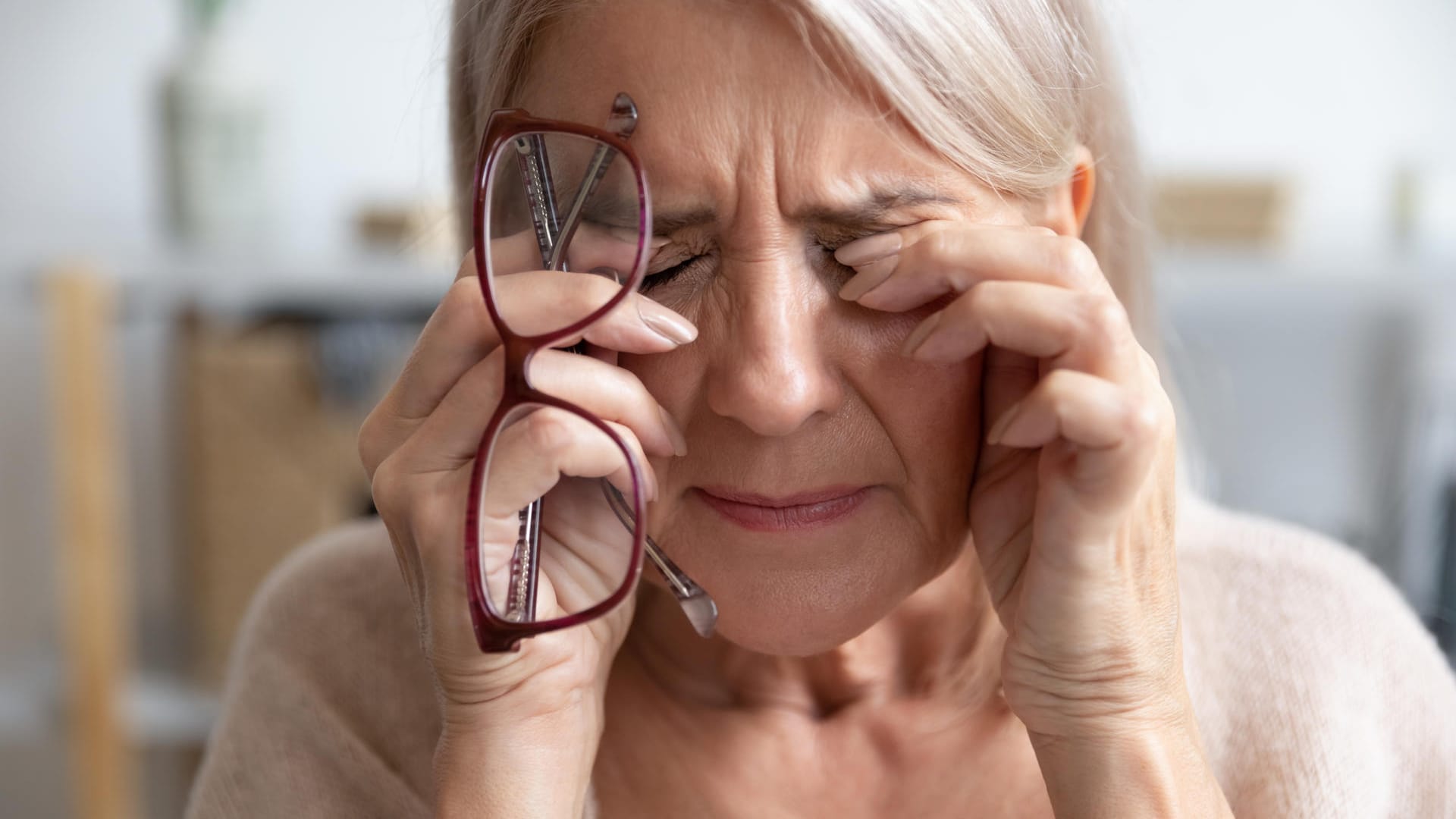 Brille: Bei langer Arbeit am Bildschirm sollten Sie Ihren Augen regelmäßig eine Pause gönnen.