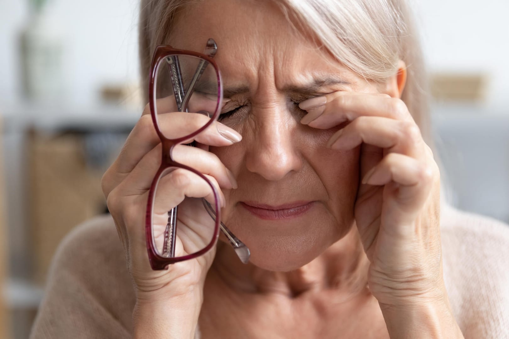 Brille: Bei langer Arbeit am Bildschirm sollten Sie Ihren Augen regelmäßig eine Pause gönnen.