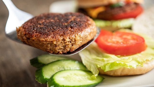 Dem vegetarischen Bratling fehlt es manchmal an Zusammenhalt - daher sollte er beim Anbraten nicht zu früh gewendet werden.