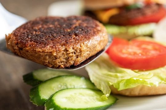 Dem vegetarischen Bratling fehlt es manchmal an Zusammenhalt - daher sollte er beim Anbraten nicht zu früh gewendet werden.