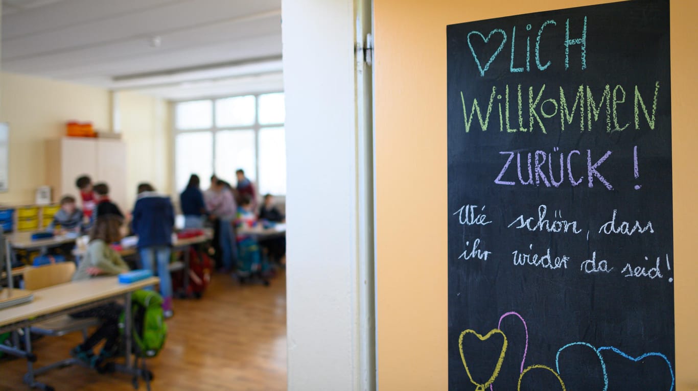 Willkommensschild in einer Schule in Dresden: Seit einer Woche sind die Grundschulen in Sachsen im eigeschränkten Regelbetrieb.