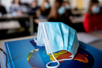 Maske im Klassenzimmer: Nicht in allen Bundesländern ist sie während des Unterrichts Pflicht (Symbolbild).