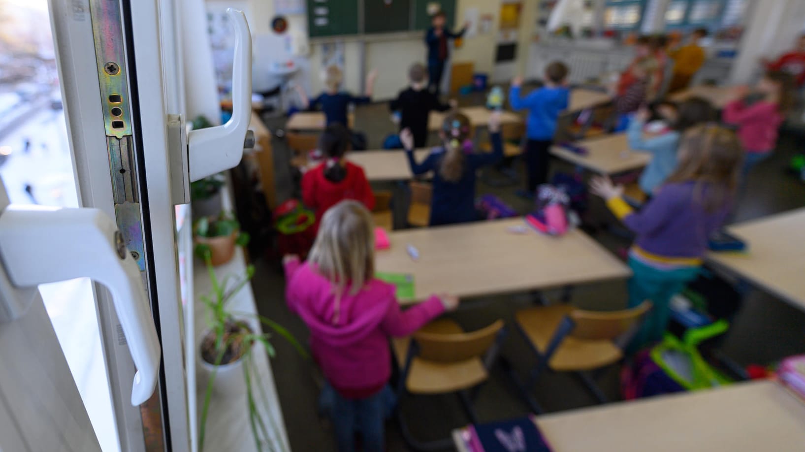 Geöffnetes Fenster eines Klassenzimmers in Dresden: In Sachsen sind die Schulen bereits seit einer Woche im eigeschränkten Regelbetrieb.