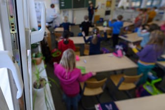 Geöffnetes Fenster eines Klassenzimmers in Dresden: In Sachsen sind die Schulen bereits seit einer Woche im eigeschränkten Regelbetrieb.