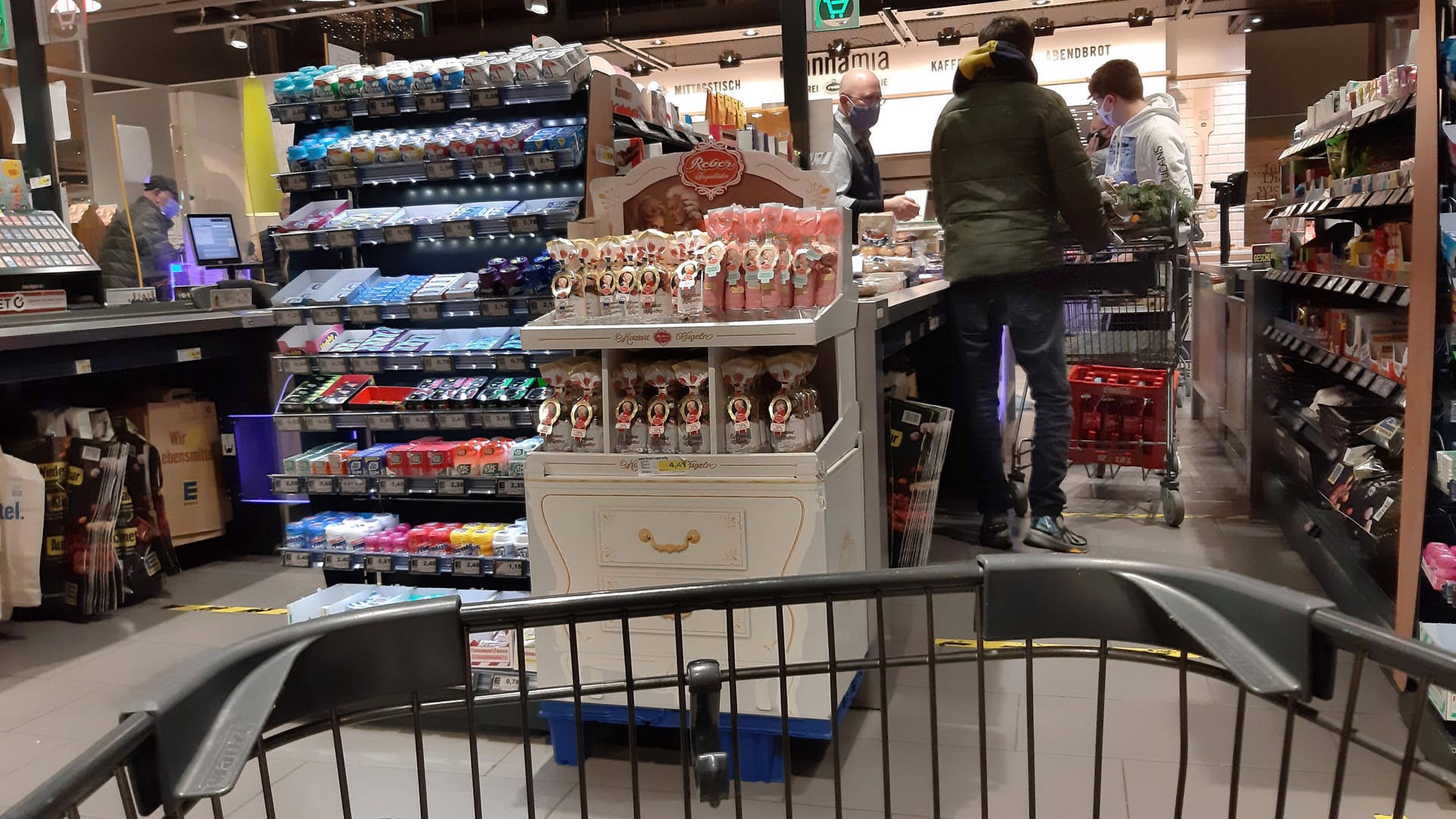 Einkauf im Supermarkt: Gut möglich, dass man den Pfandbon in der Hosentasche längst vergessen hat.