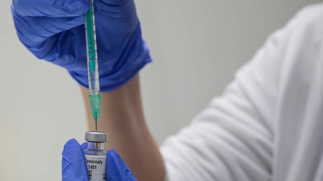 Eine Spritze wird vorbereitet (Symbolbild): In Hamburg soll eine Frau ihre Impfreihenfolge zu umgehen versucht haben.