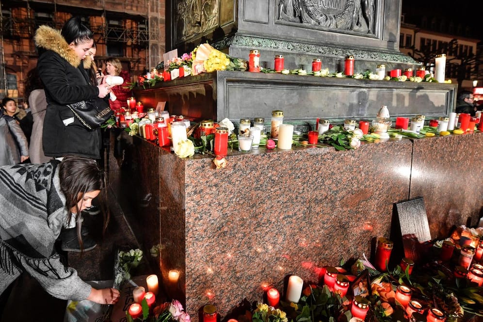 Kerzen und Blumen in Hanau: Die Stadt gedenkt der Opfer des Anschlags.