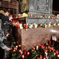 Kerzen und Blumen in Hanau: Die Stadt gedenkt der Opfer des Anschlags.