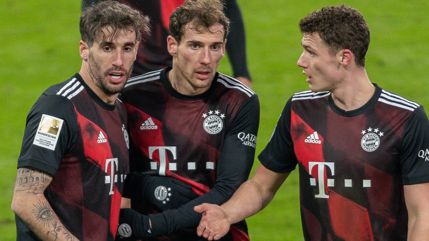 Bayerns Pavard mit Goretzka und Martinez (v. r.): Der Franzose ist der nächste Spieler der Münchner, der positiv getestet wurde.