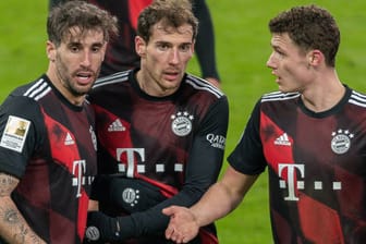 Bayerns Pavard mit Goretzka und Martinez (v. r.): Der Franzose ist der nächste Spieler der Münchner, der positiv getestet wurde.