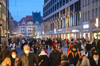 Menschen mit Mund-Nasen-Bedeckungen laufen durch die Innenstadt (Symbolbild): Drei städtische Wissenschaftler wagen einen Blick in die Leipziger Zukunft.