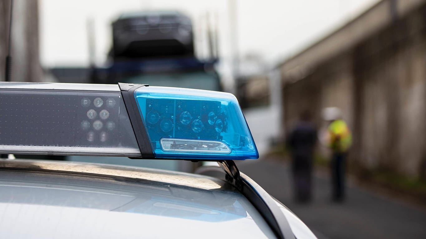 Ein Blaulicht auf einem Polizeifahrzeug (Symbolbild). In München mussten Rettungskräfte sich um einen Busfahrer kümmern, der bewusstlos geworden war.