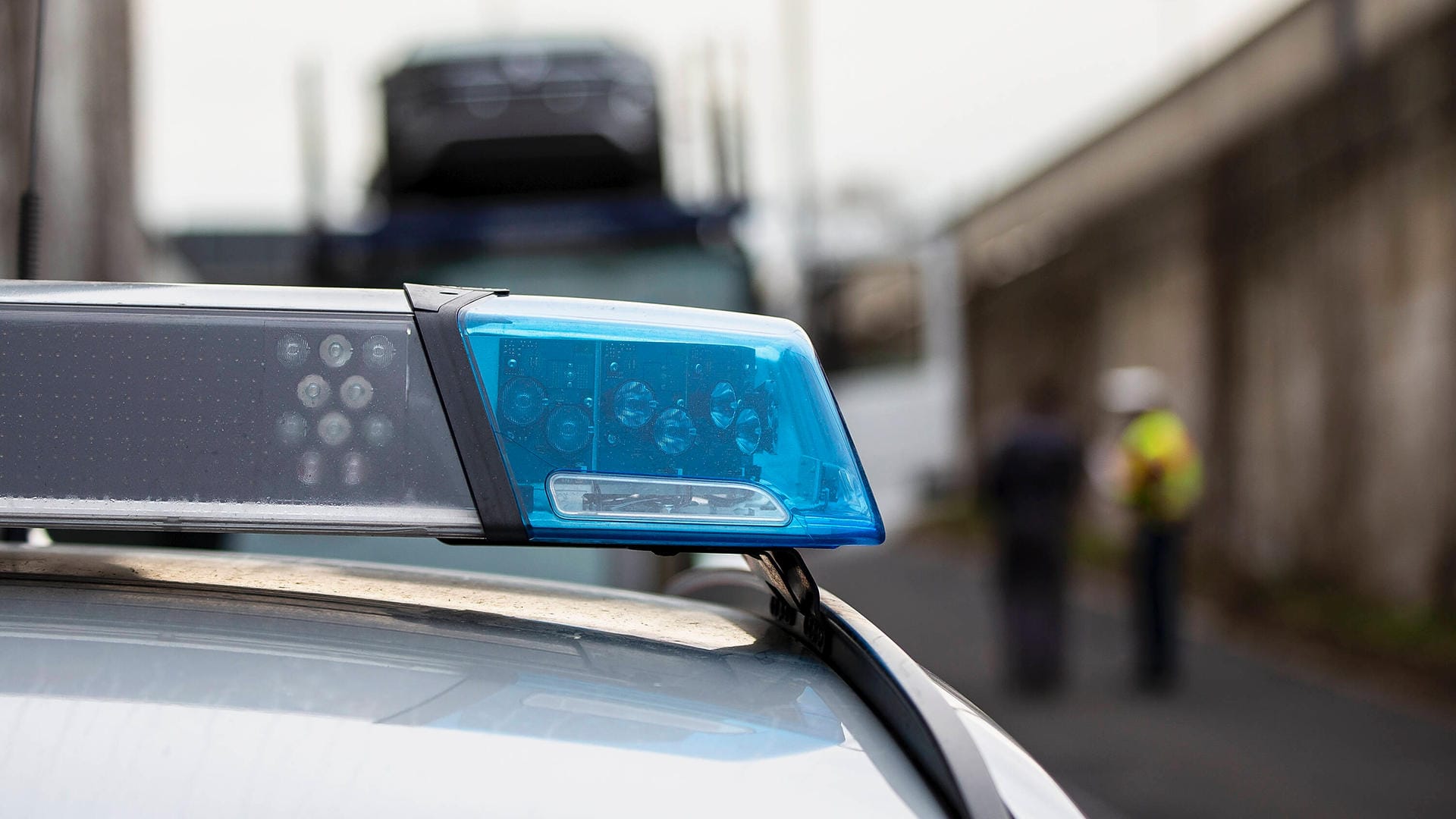 Ein Blaulicht auf einem Polizeifahrzeug (Symbolbild). In München mussten Rettungskräfte sich um einen Busfahrer kümmern, der bewusstlos geworden war. Ein Blaulicht auf einem Polizeifahrzeug (Symbolbild). In München mussten Rettungskräfte sich um einen Busfahrer kümmern, der bewusstlos geworden war.
