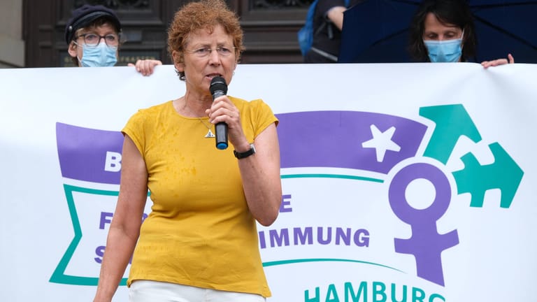 Die Allgemeinärztin und Abtreibungsbefürworterin Kristina Hänel bei einer Protestaktion in Hamburg (Archivbild). Sie will jetzt wegen ihrer Verurteilung Verfassungsbeschwerde einlegen.