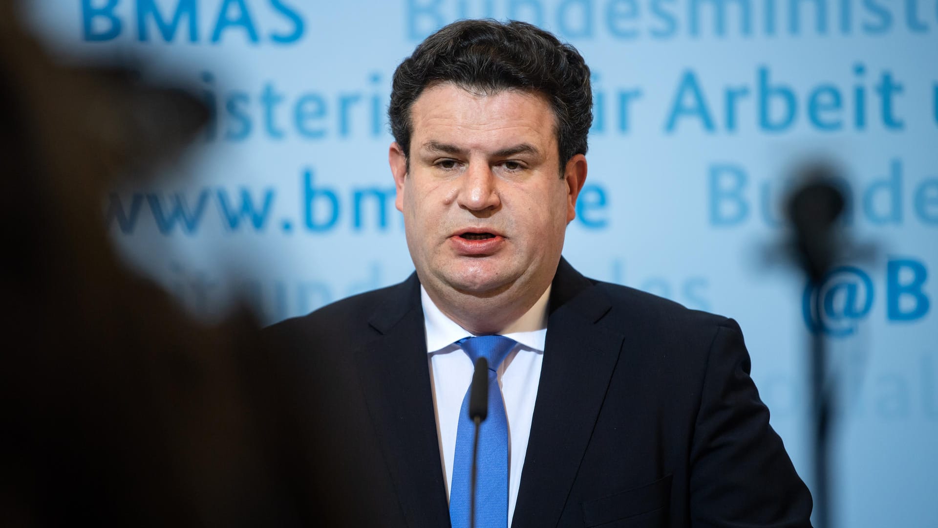 Arbeitsminister Hubertus Heil bei einer Online-Pressekonferenz im Ministerium (Archivbild). Während er vorsichtige Schritte bei den Corona-Maßnahmen anmahnt, wollen einige Verbände baldige Öffnungen sehen. Arbeitsminister Hubertus Heil bei einer Online-Pressekonferenz im Ministerium (Archivbild). Während er vorsichtige Schritte bei den Corona-Maßnahmen anmahnt, wollen einige Verbände baldige Öffnungen sehen.