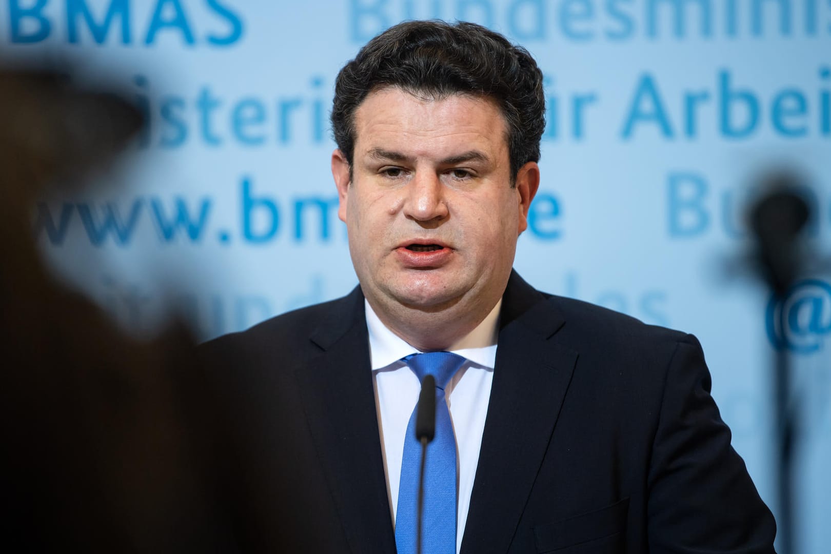 Arbeitsminister Hubertus Heil bei einer Online-Pressekonferenz im Ministerium (Archivbild). Während er vorsichtige Schritte bei den Corona-Maßnahmen anmahnt, wollen einige Verbände baldige Öffnungen sehen.