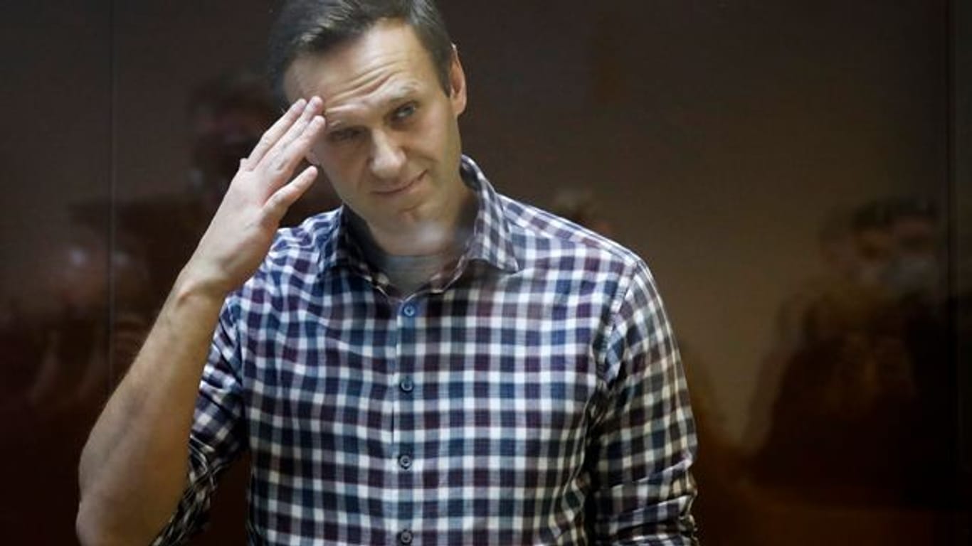 Alexej Nawalny steht hinter Glas im Gerichtssaal.