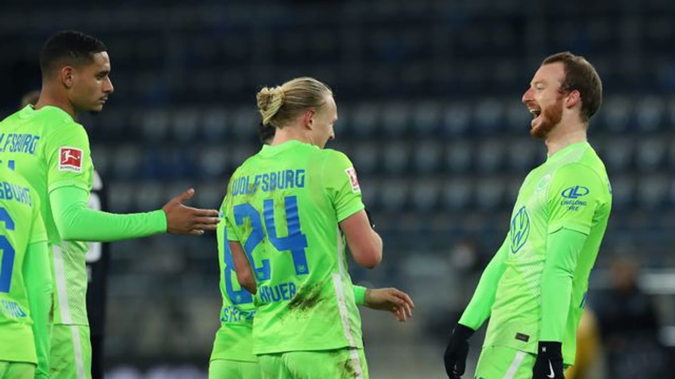 Der Wolfsburger Maximilian Arnold (r) bejubelt seinen Treffer zum 3:0 in Bielefeld.