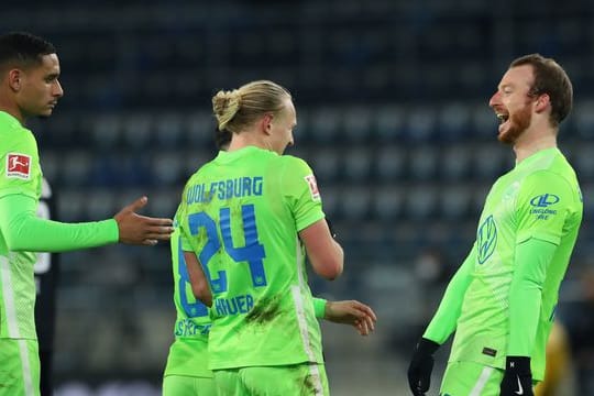 Der Wolfsburger Maximilian Arnold (r) bejubelt seinen Treffer zum 3:0 in Bielefeld.