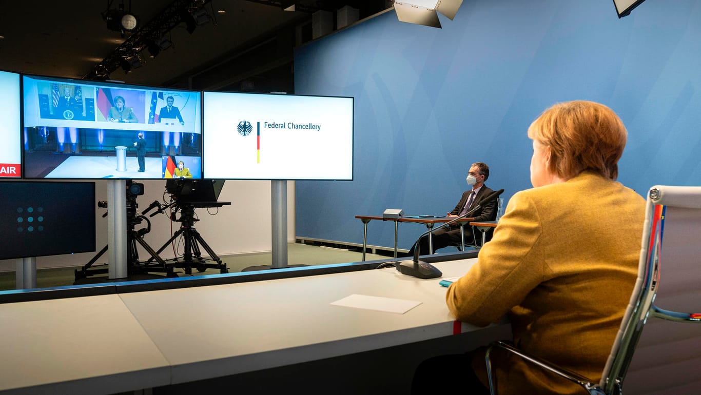 Kanzlerin Merkel während einer Videokonferenz im Bundeskanzleramt im Rahmen der Münchner Sicherheitskonferenz mit US-Präsident Joe Biden und dem französischen Präsidenten Emmanuel Macron.