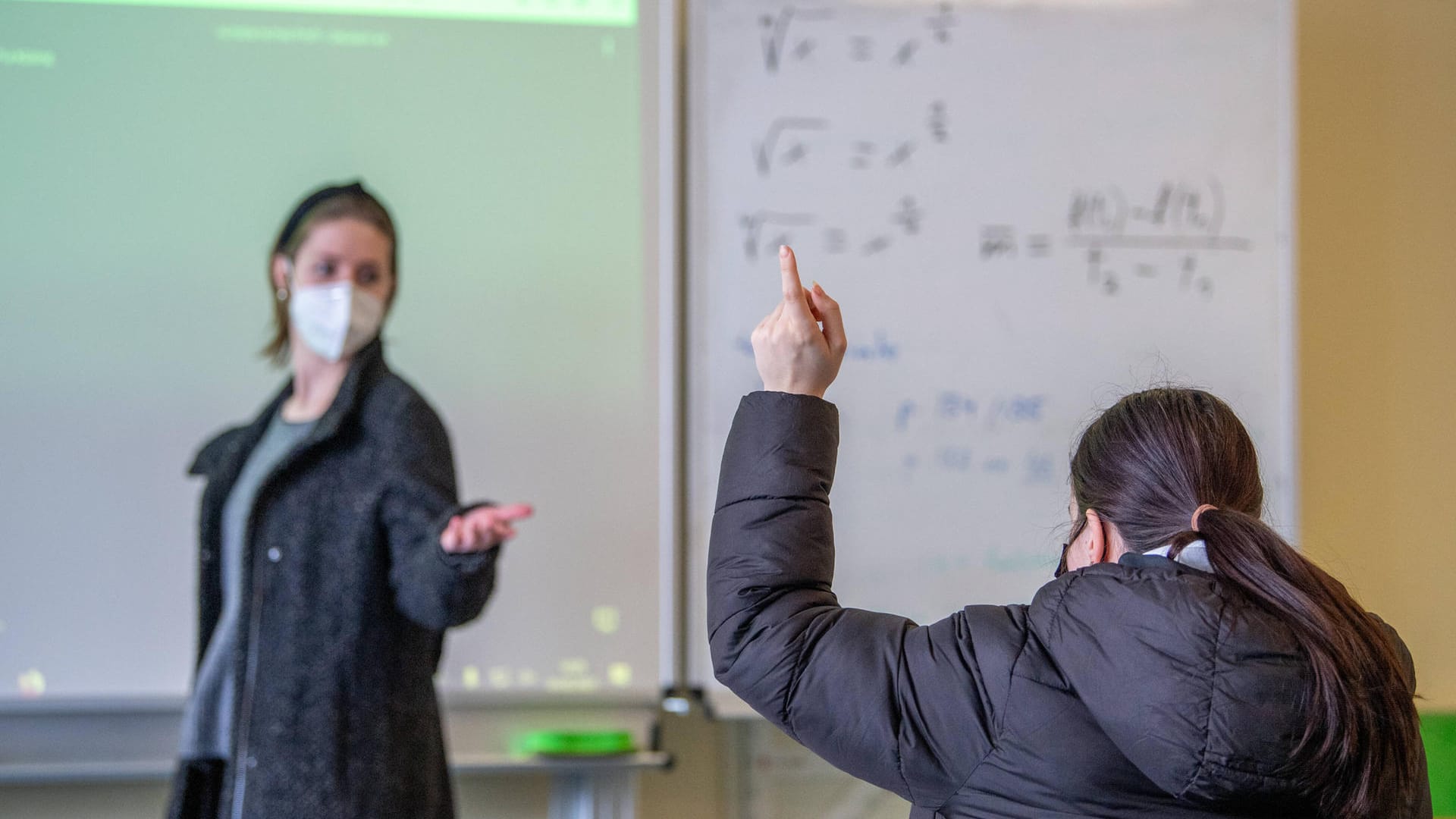 Unterricht in Winterjacke (Symbolbild): Während bei Abiturienten Abstandsregeln und Masken gut eingehalten werden können, sieht das bei Kleinkindern ganz anders aus. Darum kämpfen Kölner Eltern nun für Luftfilter.